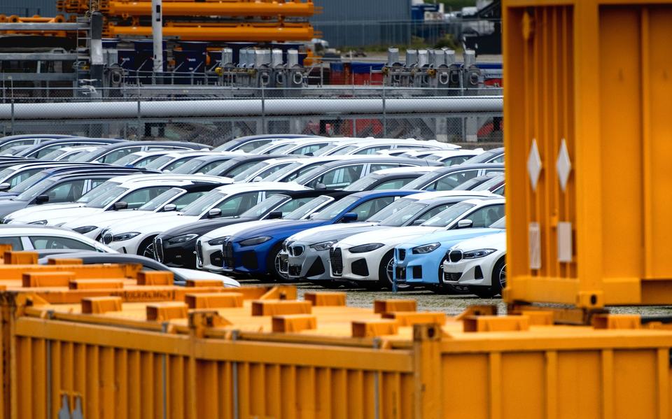 De 260 spiksplinternieuwe BMW's zijn op de kade in de Eemshaven geparkeerd nadat ze uit de Fremantle Highway zijn gehaald. Het schip vloog eind juli 2023 in de brand boven de Waddeneilanden.