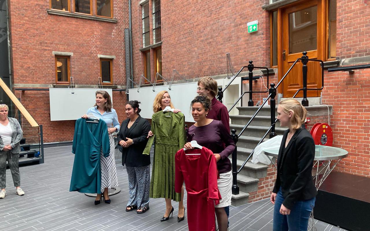 De Groningse gedeputeerden Wulfse, Gräper en Van Hoorn met hun Prinsjesdag-jurk en de respectievelijke ontwerpers. 