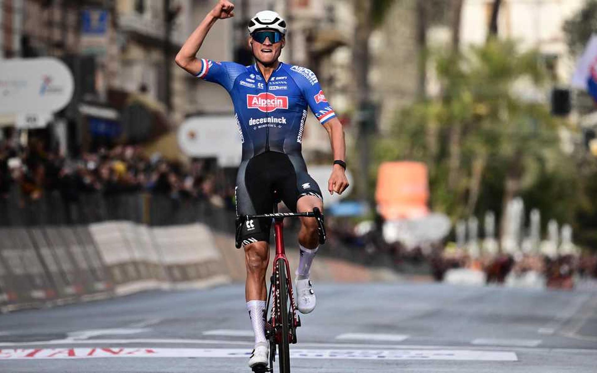 Een dolblije Van der Poel wint Milaan-San Remo. Foto: AFP