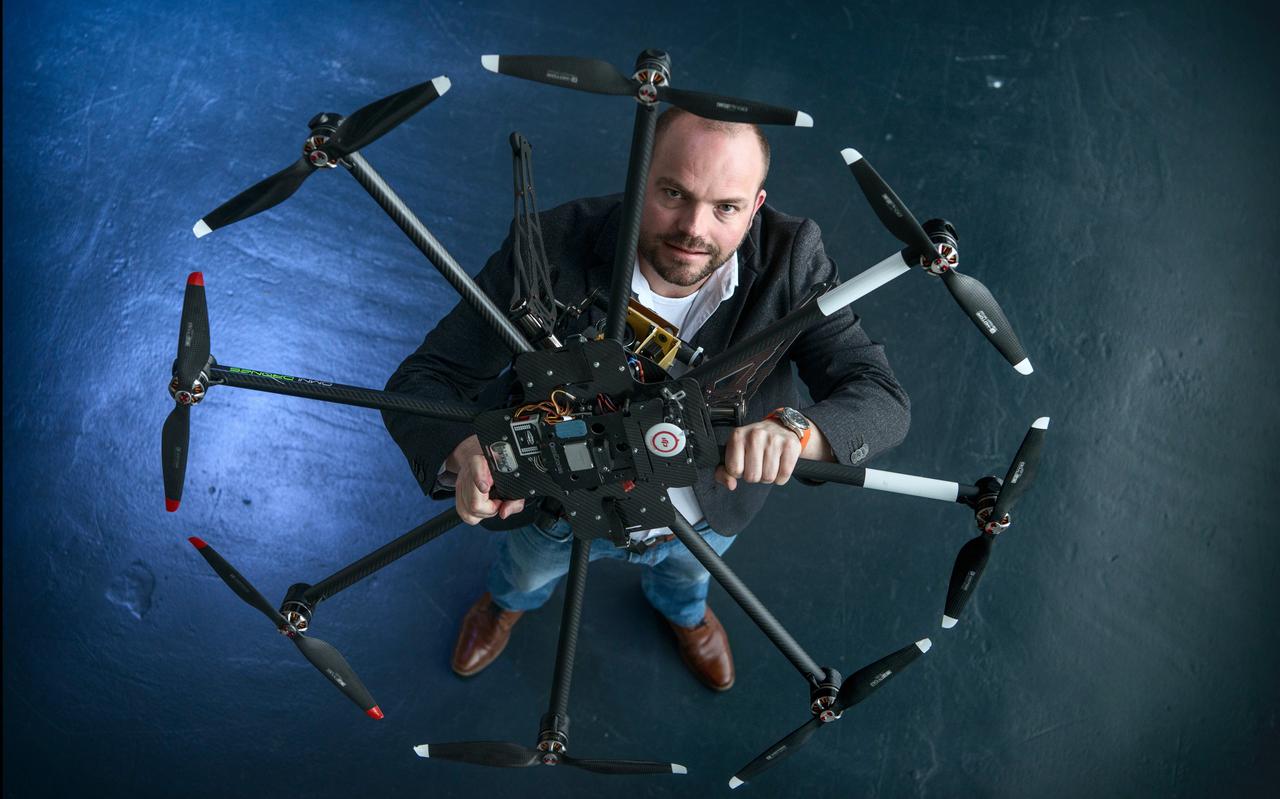 Egbert Swierts van de Dronehub Eelde met een van zijn drones.