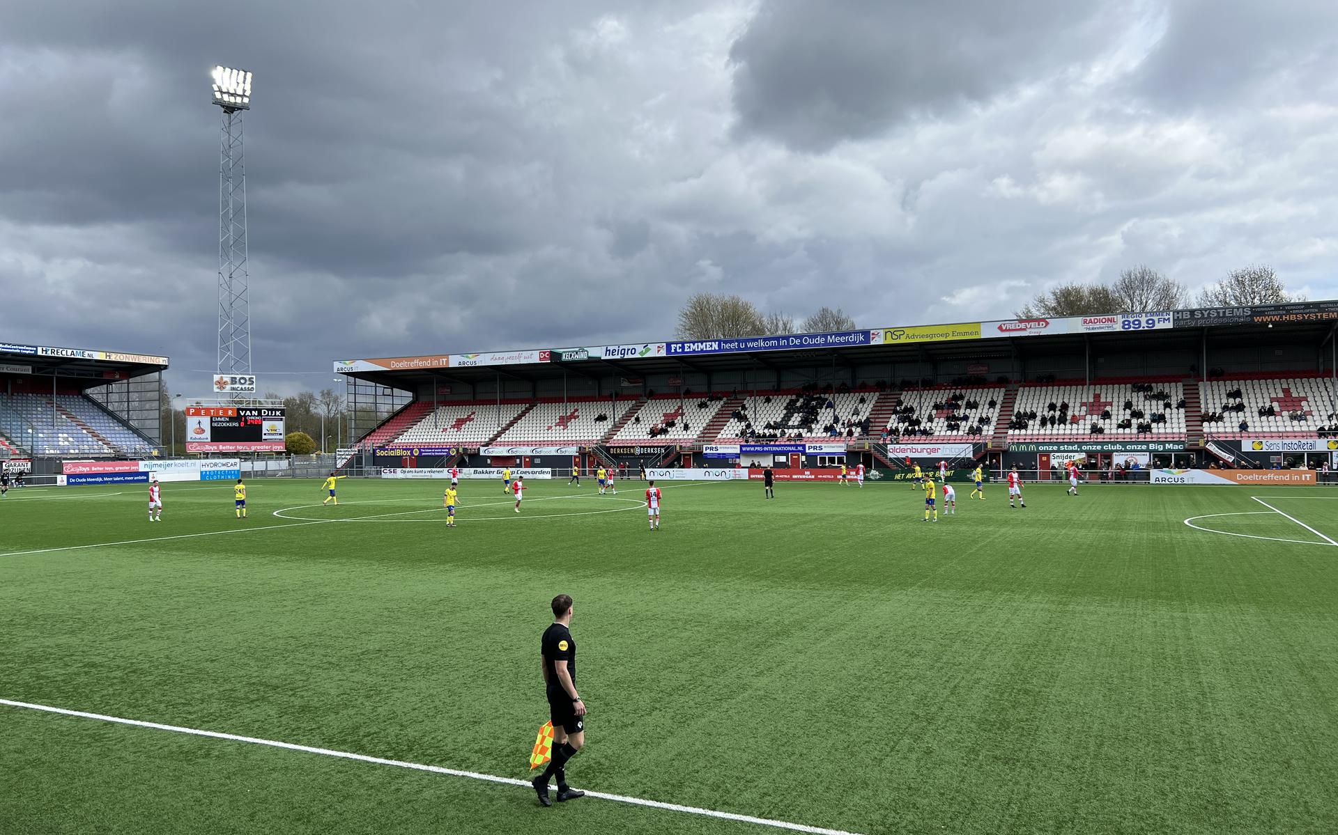 De spelers van FC Emmen en SC Cambuur werken op De Oude Meerdijk een oefenduel af.