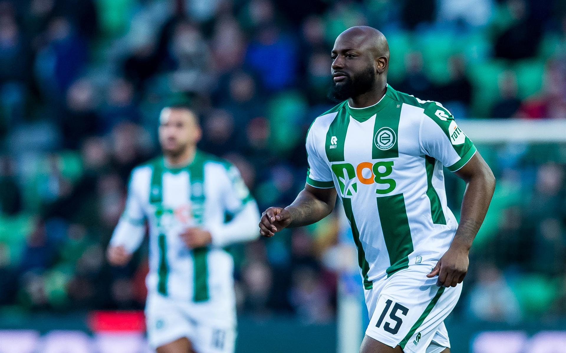 Jetro Willems op weg naar de supporters, tijdens FC Groningen-SC Heerenveen.