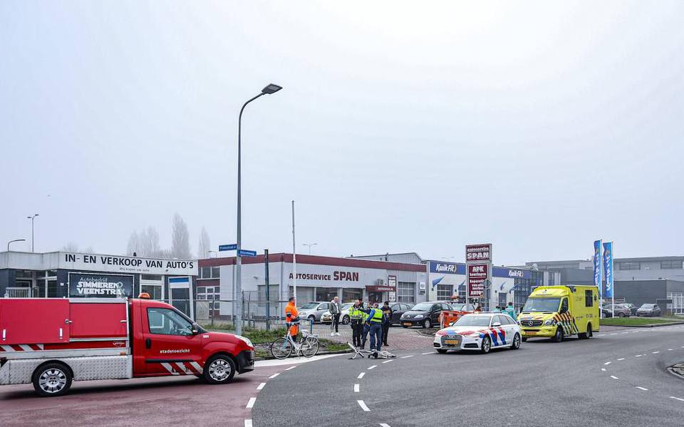 Fietser naar ziekenhuis na aanrijding met auto op kruising in Groningen.