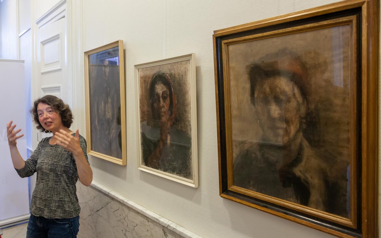 Conservator Mieke Mulders vertelt over het werk van André Idserda in het Stedelijk Museum Meppel.