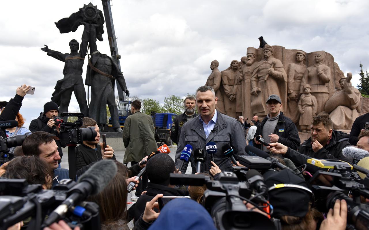 Burgemeester Vitali Klitschko van Kiev spreekt bij het Monument van Vriendschap de pers toe.