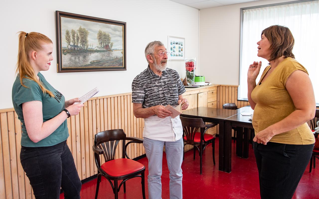 Links twee inwoners van Foxhol en rechts Karin Noeken van De Wijk De Wereld tijdens een repetitie in De Klabbe Foxhol. Links twee inwoners van Foxhol en rechts Karin Noeken van De Wijk De Wereld tijdens een repetitie in De Klabbe Foxhol.