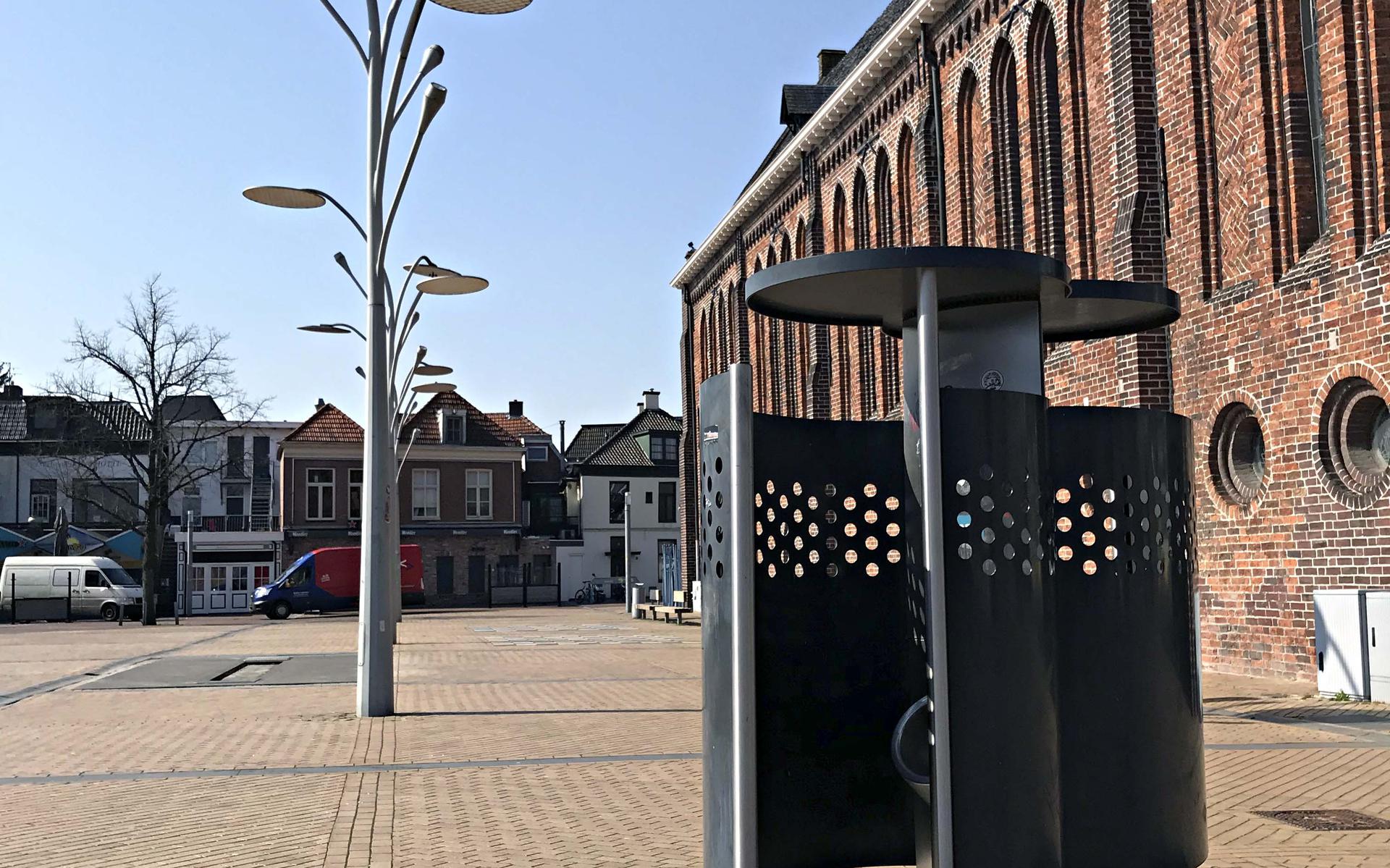 Taxichauffeurs mogen voortaan aan deze kant van het Marktplein in Winschoten hun auto's parkeren om klanten op te pikken. 