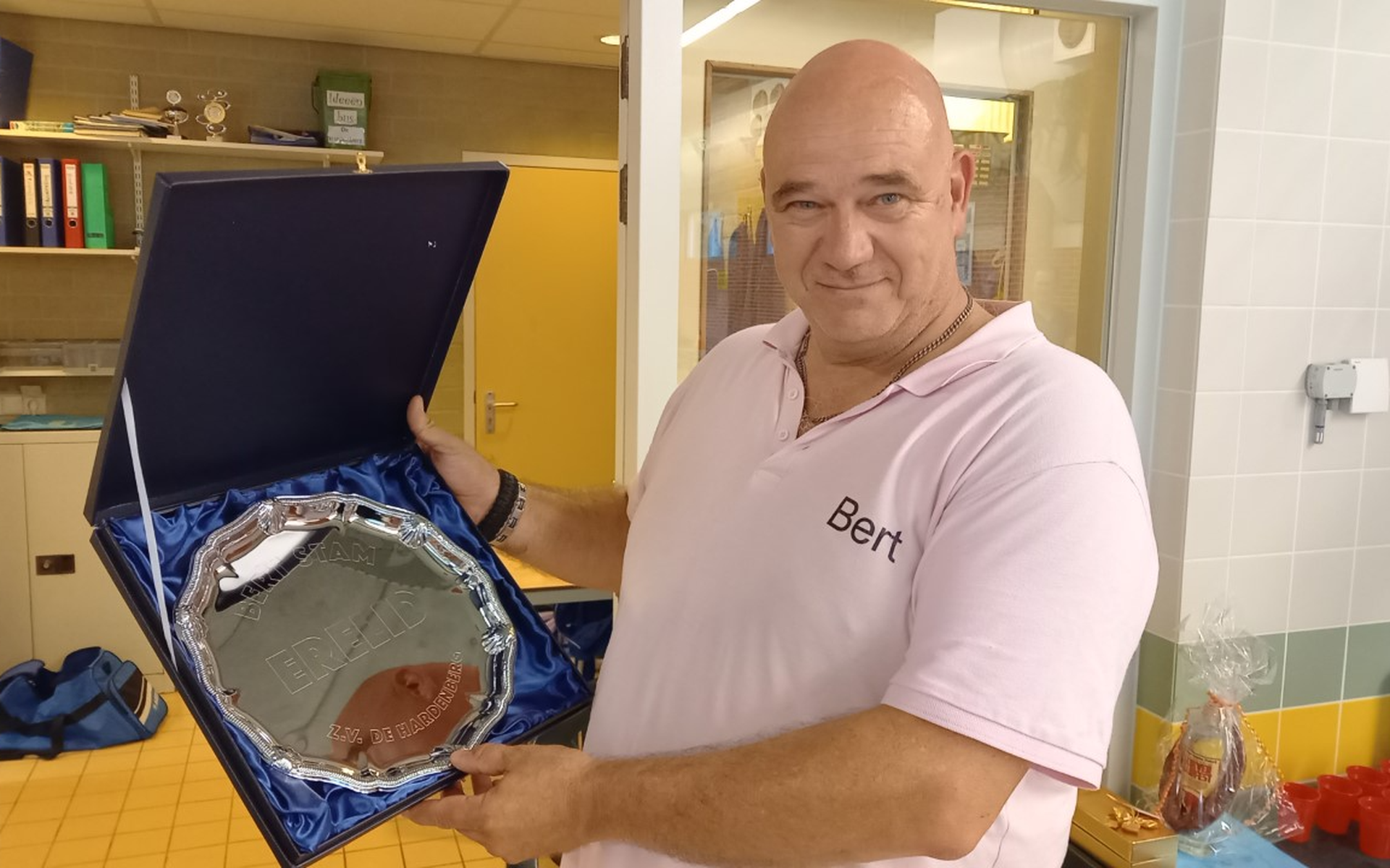 Bert Stam wordt bij zijn afscheid als hoofdtrainer van ZV De Hardenberg benoemd tot erelid - Dagblad