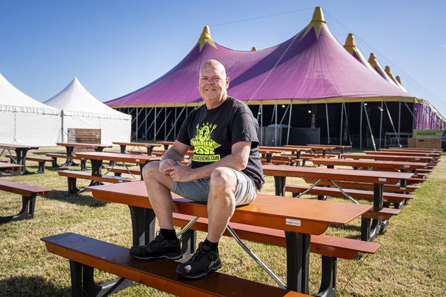 Jack (58) strikte Kensington 1,5 jaar geleden al voor Muziekweekend Pesse. ‘Je kunt het bijna de hui
