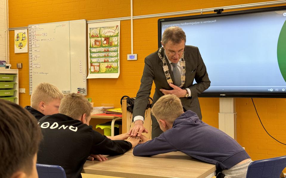 Burgemeester Henk Jan Bolding geeft samen met de leerlingen het startsein. Foto: Suzanne Stoppels