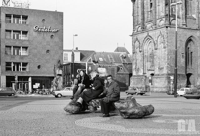 Vormgever René De Boer schenkt Groningen in 1975 speelse kunst 'Zitknobbels' midden op Grote Markt