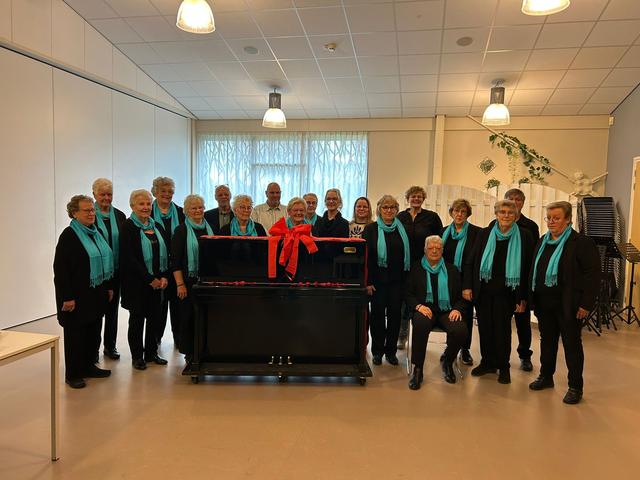 Amusementskoor De Zwalkers slaat digitale weg in en schenkt piano aan mfc De Binding