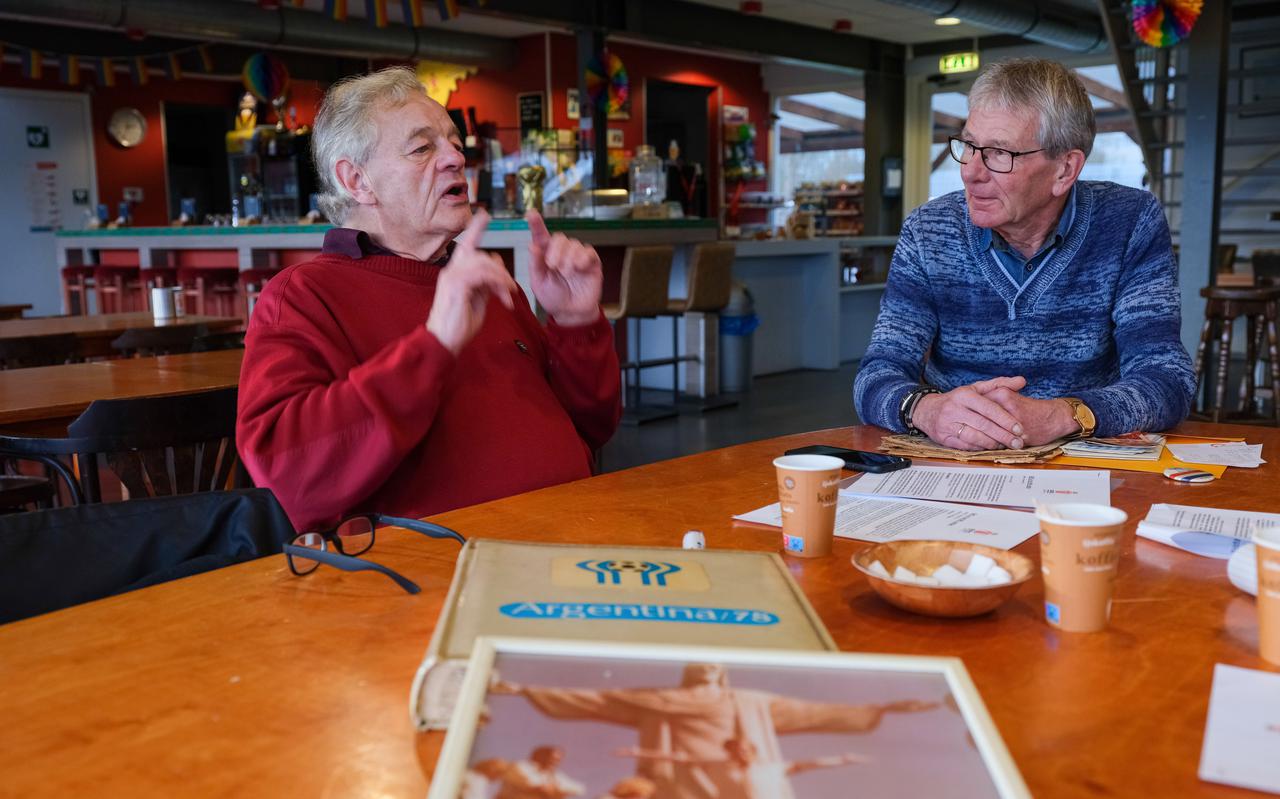 Ger van Gelder (links) en Klaas Mulder met hun plakboek van de reis in de GRC-kantine.