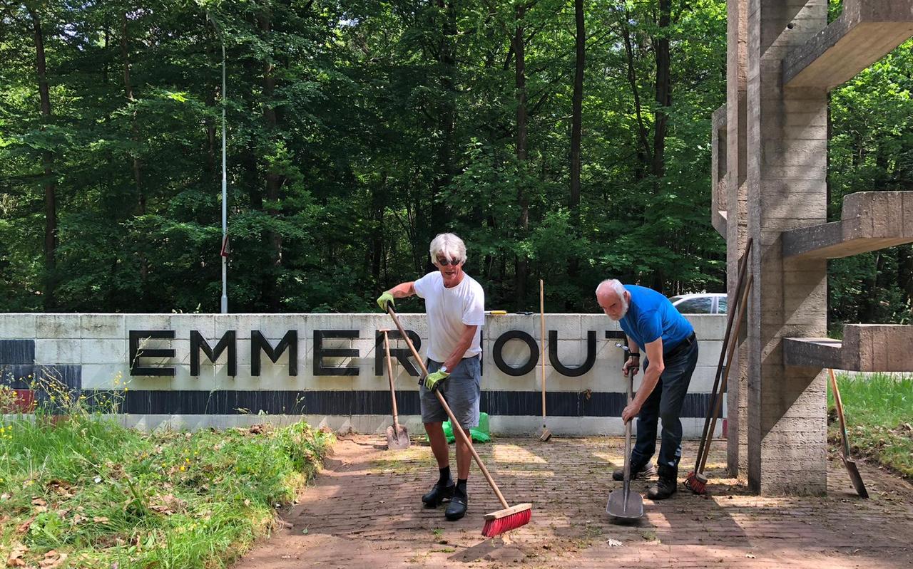 Wytse Bouma (links) en Willem Wildeboer aan het werk bij het Monument Emmerhout langs de Houtweg in Emmen. Beide heren zijn bestuurslid van de vereniging Wijkbelangen Emmerhout. Wytse Bouma (links) en Willem Wildeboer aan het werk bij het Monument Emmerhout langs de Houtweg in Emmen. Beide heren zijn bestuurslid van de vereniging Wijkbelangen Emmerhout.