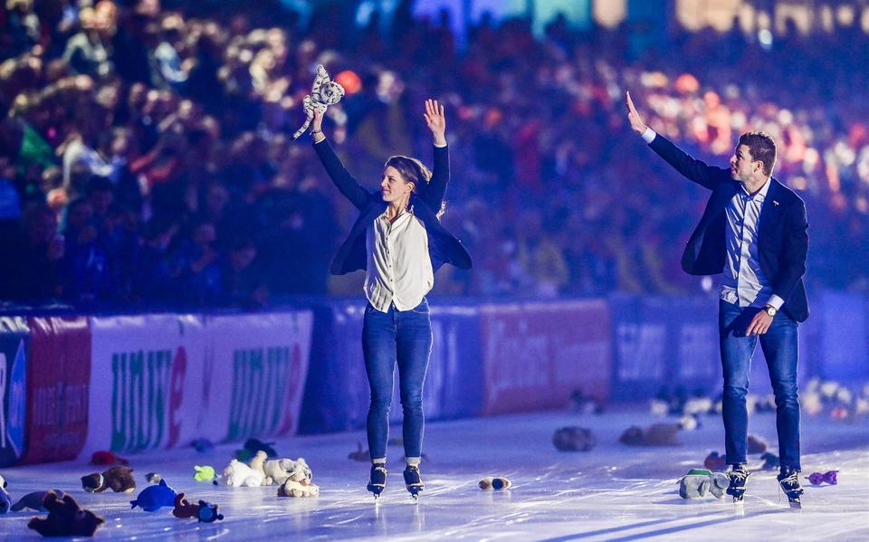 Ireen Wüst (links) nam vorig jaar in Thialf afscheid als schaatsster. Ook Sven Kramer (rechts) beëindigde toen zijn schaatscarrière. 