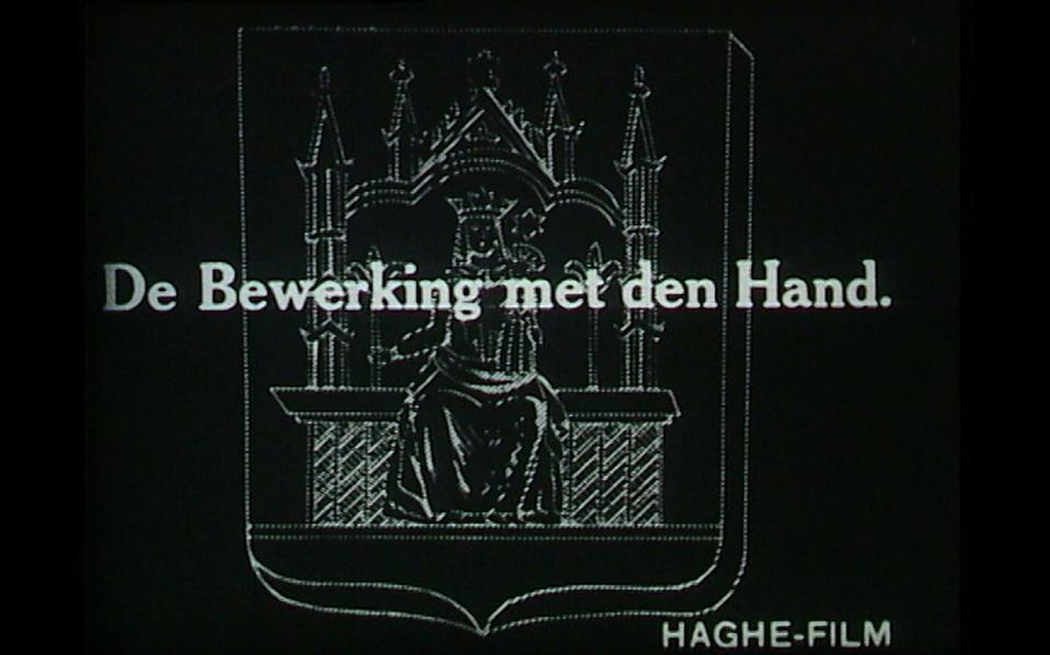 Veenarbeiders aan het werk in de film 'Mooi en Arbeidzaam Drenthe' uit 1927