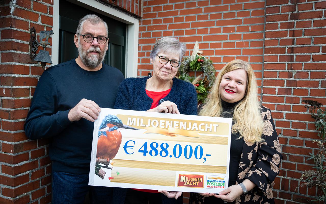 V.l.n.r.: Sjoerd Galama, Bertha Bonder en haar dochter Rianne Kroeze met de cheque van de Miljoenenjacht.