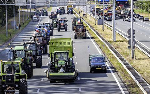 Actievoerende boeren heffen de urenlange blokkade op het verkeersknooppunt Azelo van de A35 en de A1 op.
