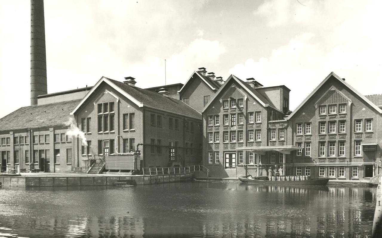 Met de boot werd de melk vroeger aangeleverd bij de zuivelfabriek in Bedum. Met de boot werd de melk vroeger aangeleverd bij de zuivelfabriek in Bedum.