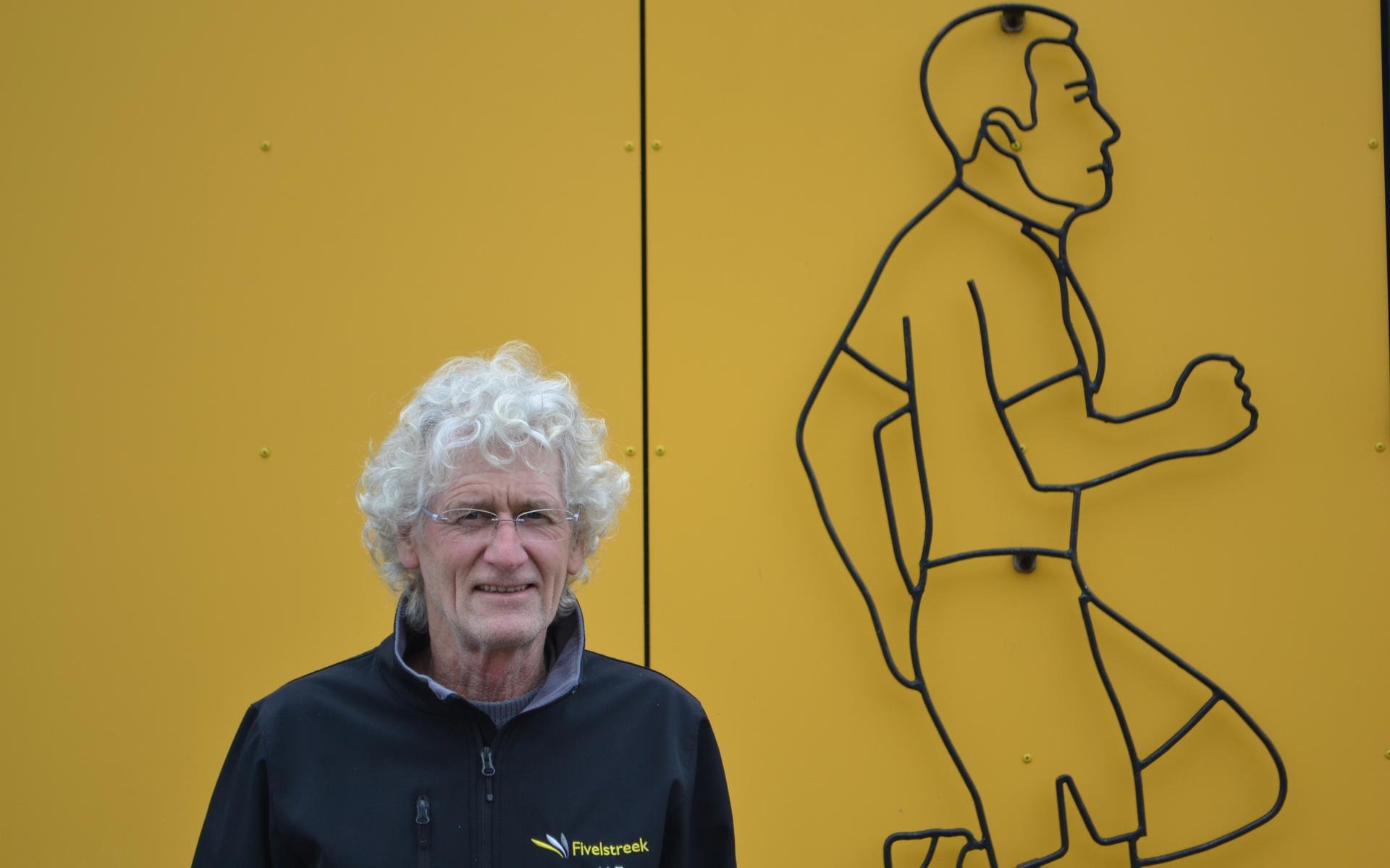 Trainer Wiebo Elzinga bij het clubgebouw. Foto: Mark Giesolf
