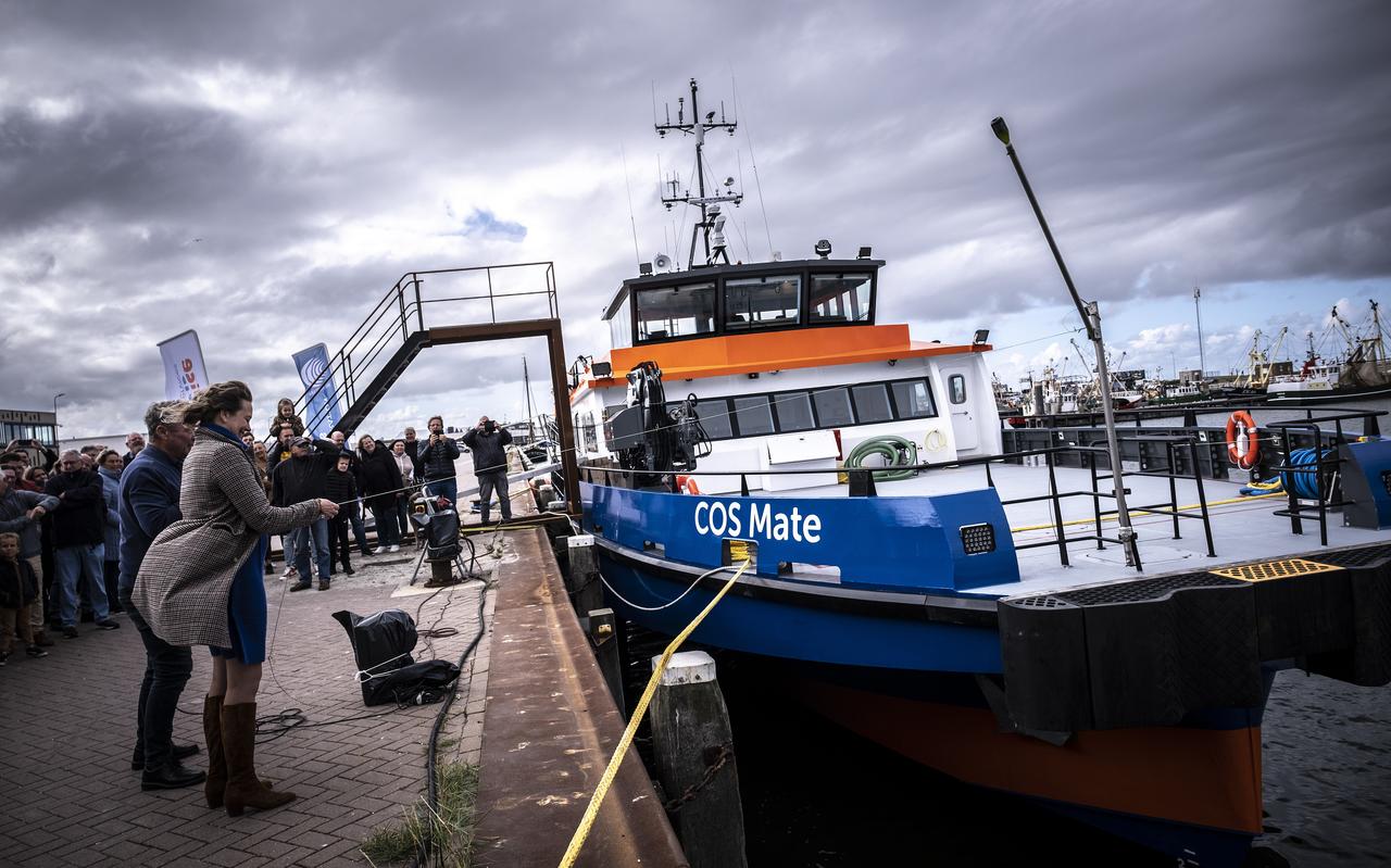 Doopvrouw Heide ter Veld doopt de COS Mate in Lauwersoog. Het schip gaat personeel en materieel vervoeren van en naar windparken op de Noordzee. Doopvrouw Heide ter Veld doopt de COS Mate in Lauwersoog. Het schip gaat personeel en materieel vervoeren van en naar windparken op de Noordzee.
