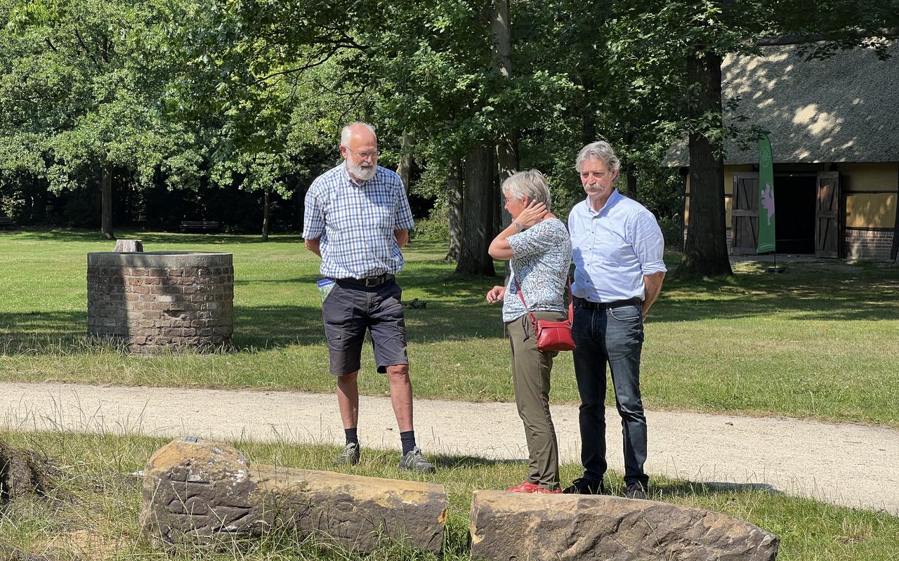 Herman Posthumus (links) geeft toeristen uitleg over de grenssteen die een plekje krijgt in De Spieker (op de achtergrond).