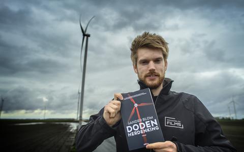 Sander Blom bij de windmolens van Meeden, hij schreef er een thriller over