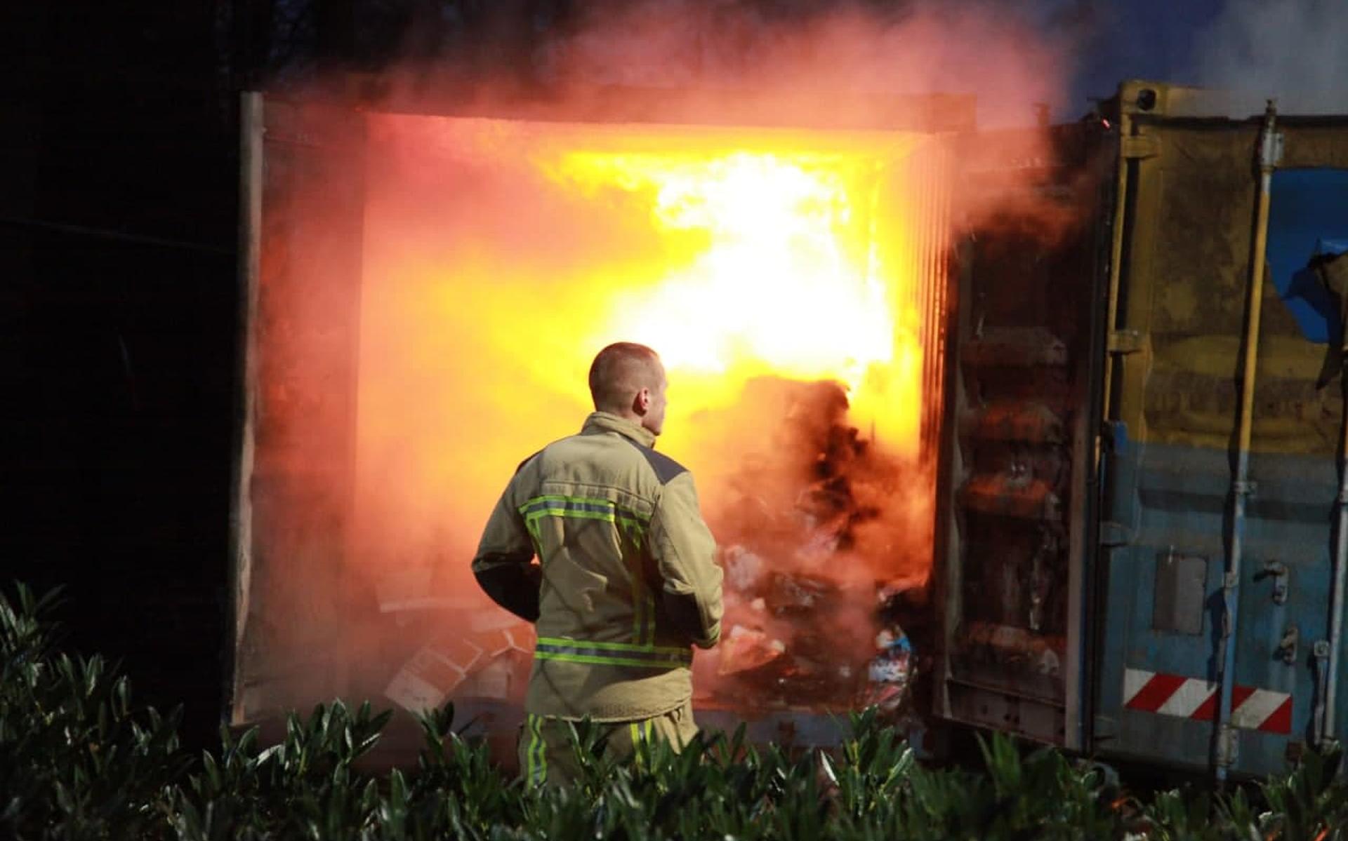Brand in papiercontainers bij sporthal in Erica. Politie vermoedt brandstichting - Dagblad van het N