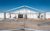 Militairen zetten tenten neer op de overlooplocatie voor asielzoekers in de Marnewaard.