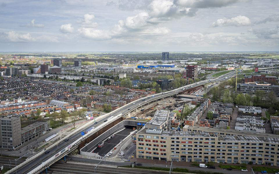 Weggebruikers rijden vrijdag voor het laatst in beide richtingen op de hoge Zuidelijke Ringweg in Groningen. De vervangende tunnel gaat in september open. 