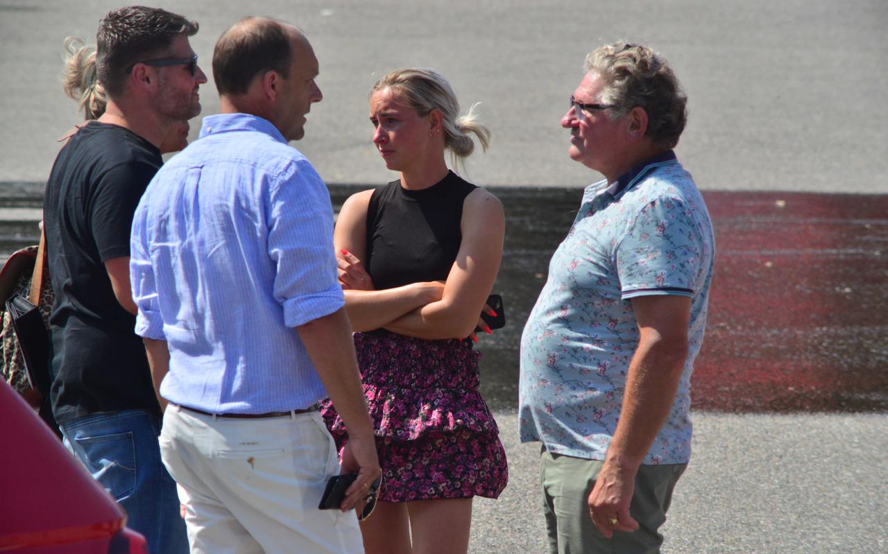 Peter Huisman (links) in gesprek met zijn vader Bertus (r) en midden burgemeester Peters Snijders van Zwolle.