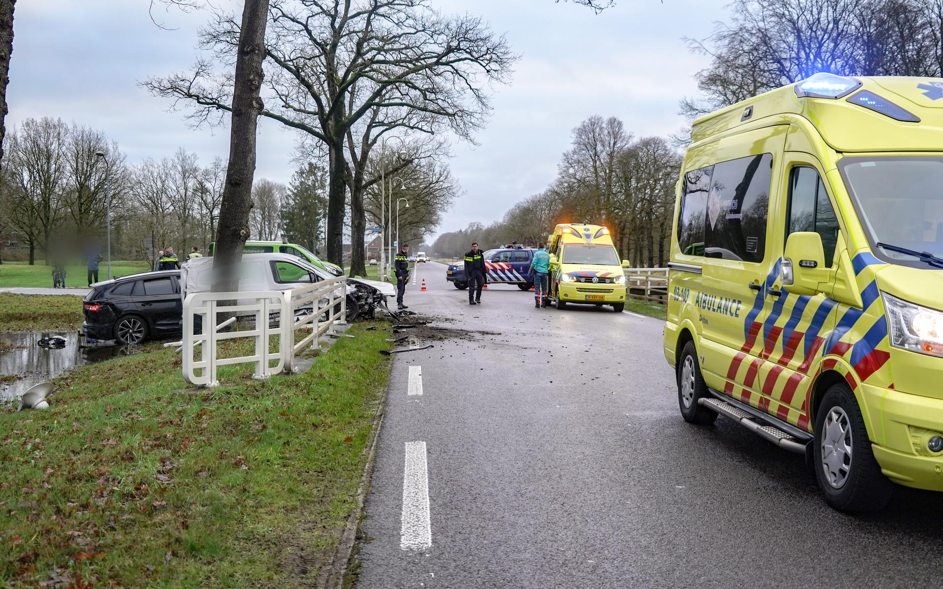 Een ongeluk bij Veenhuizen met drie voertuigen.