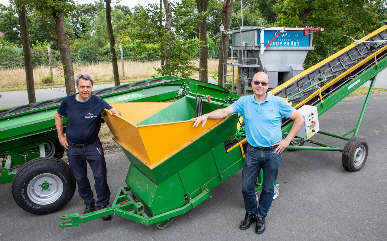 Hendrik Huls (links) en Wilco Reefman gingen in juli namens Waterschap Hunze en Aa's met een zandzakkenmachine naar Limburg om daar te helpen bij de overstromingen.