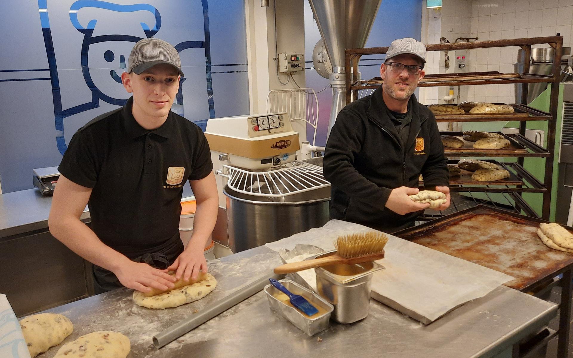 Vader en zoon Meijer aan het werk in hun bakkerij in Musselkanaal. 