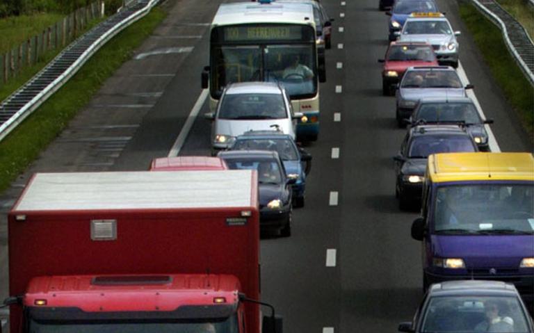 File op A28 door ongeluk, linkerrijstrook tussen Vries en Haren is dicht. File op A28 door ongeluk, linkerrijstrook tussen Vries en Haren is dicht.