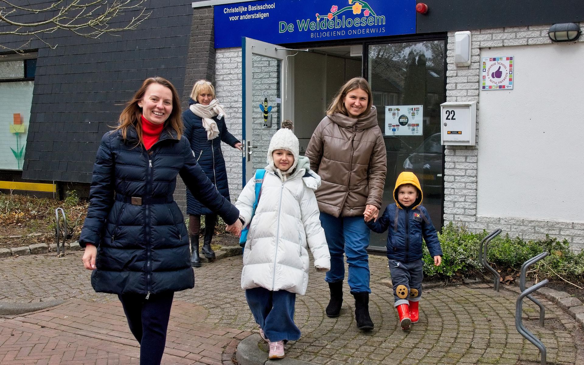 Oekraïense vluchtelingen in Hoogeveen halen hun kinderen op van school.