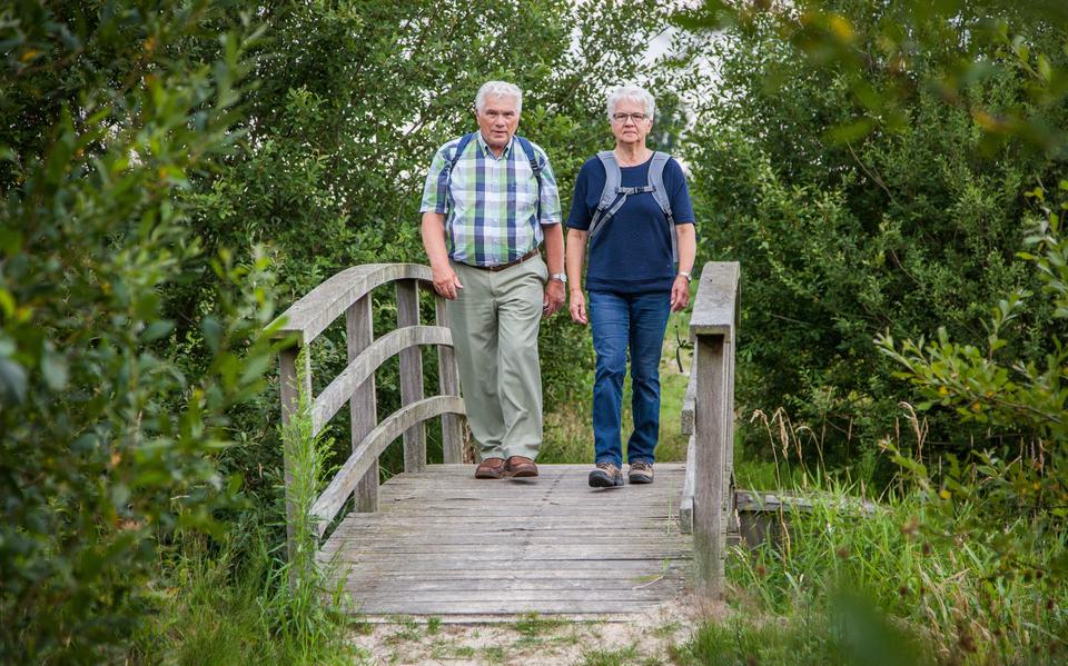 Henk Opheikens (op de foto met Eika Kuipers) heeft het erelidmaatschap van de Stichting Wandelen in Westerwolde gekregen