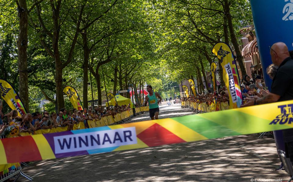 Eerste finisher van de TT City Run 2023 (5,4 KM, Finn van Pijkeren, 18:00). Foto: Freddy Rozenveld