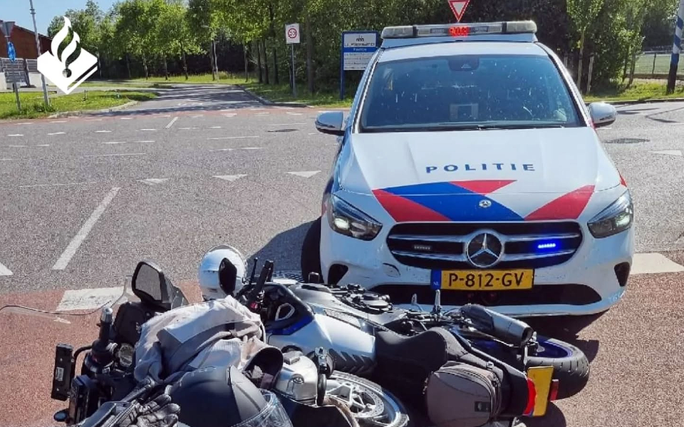Aanhouding van de bejaarde motorrijder.