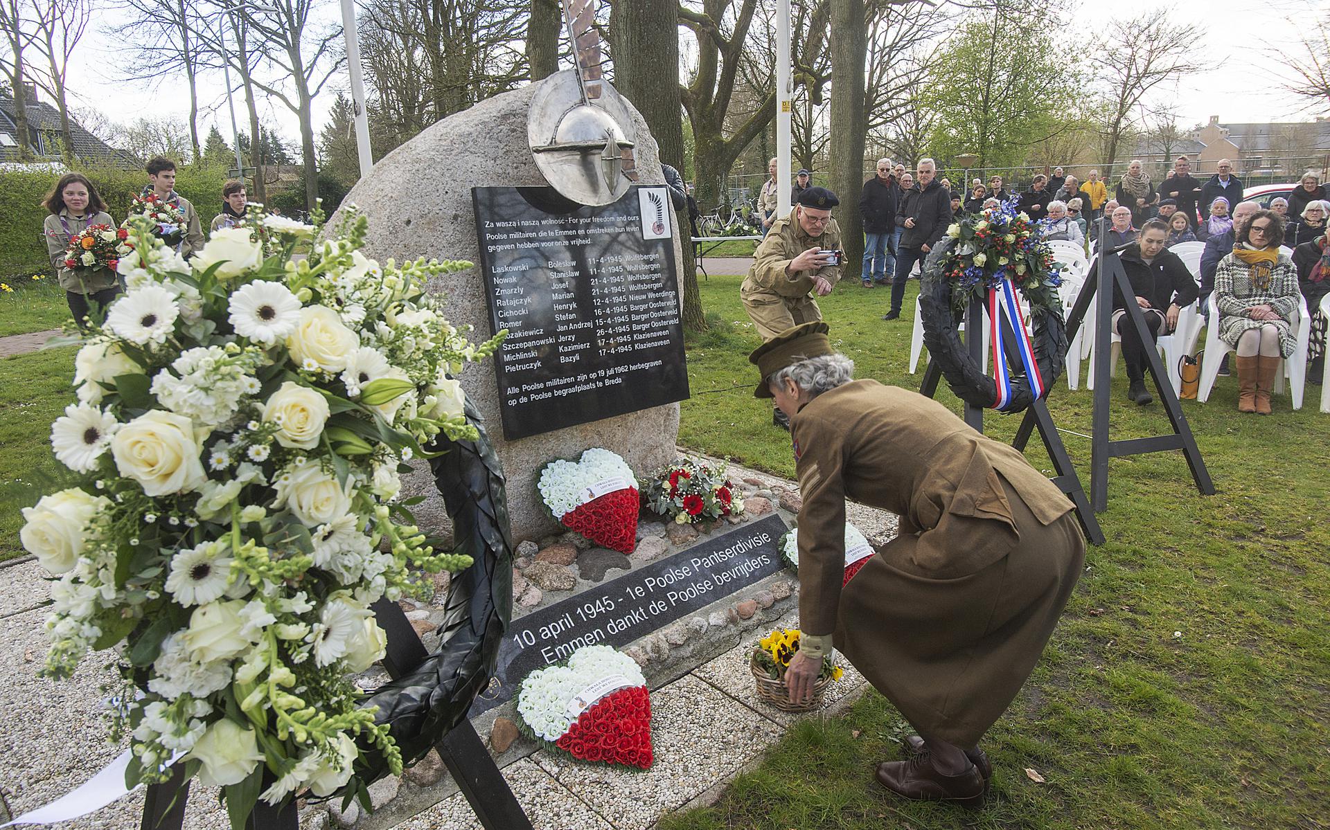 Bij het Poolse monument werden kransen en bloemen gelegd.