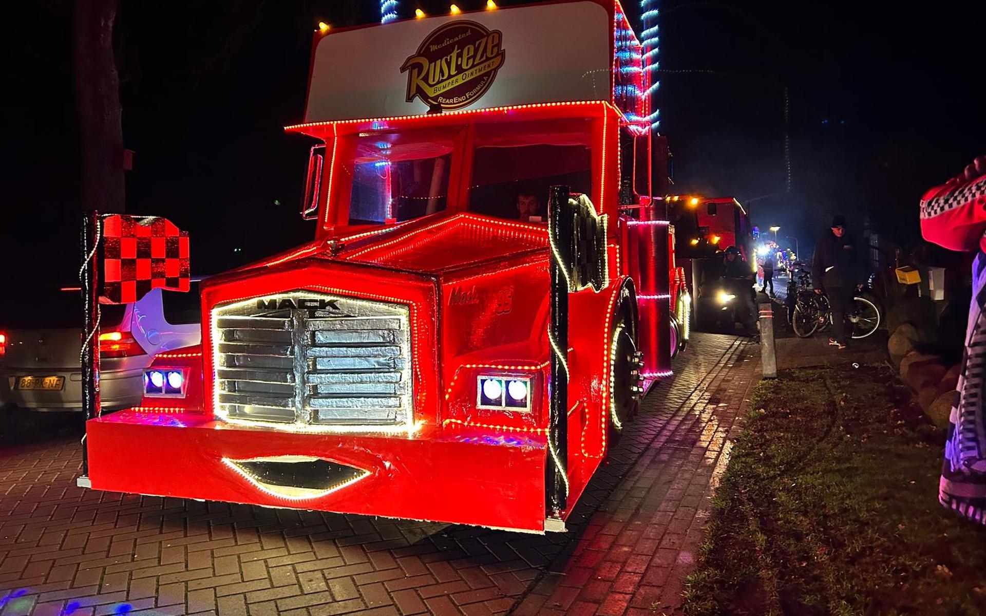 Feesten in een verlicht Emmer-Compascuum. De carnavalsoptocht in Kainbongelstad wordt steeds ietsje 