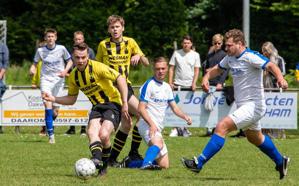 Arjan Heeres  van Selingen (links) passt in de recente wedstrijd tegen ASVB. 