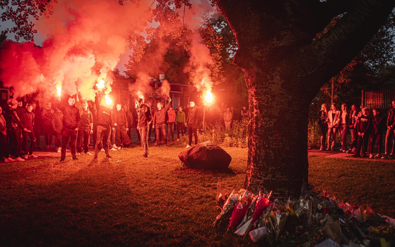 Vrienden herdenken Chris (19) op de plek waar hij werd doodgestoken, het schoolplein van obs De Vuurtoren. Vrienden herdenken Chris (19) op de plek waar hij werd doodgestoken, het schoolplein van obs De Vuurtoren.