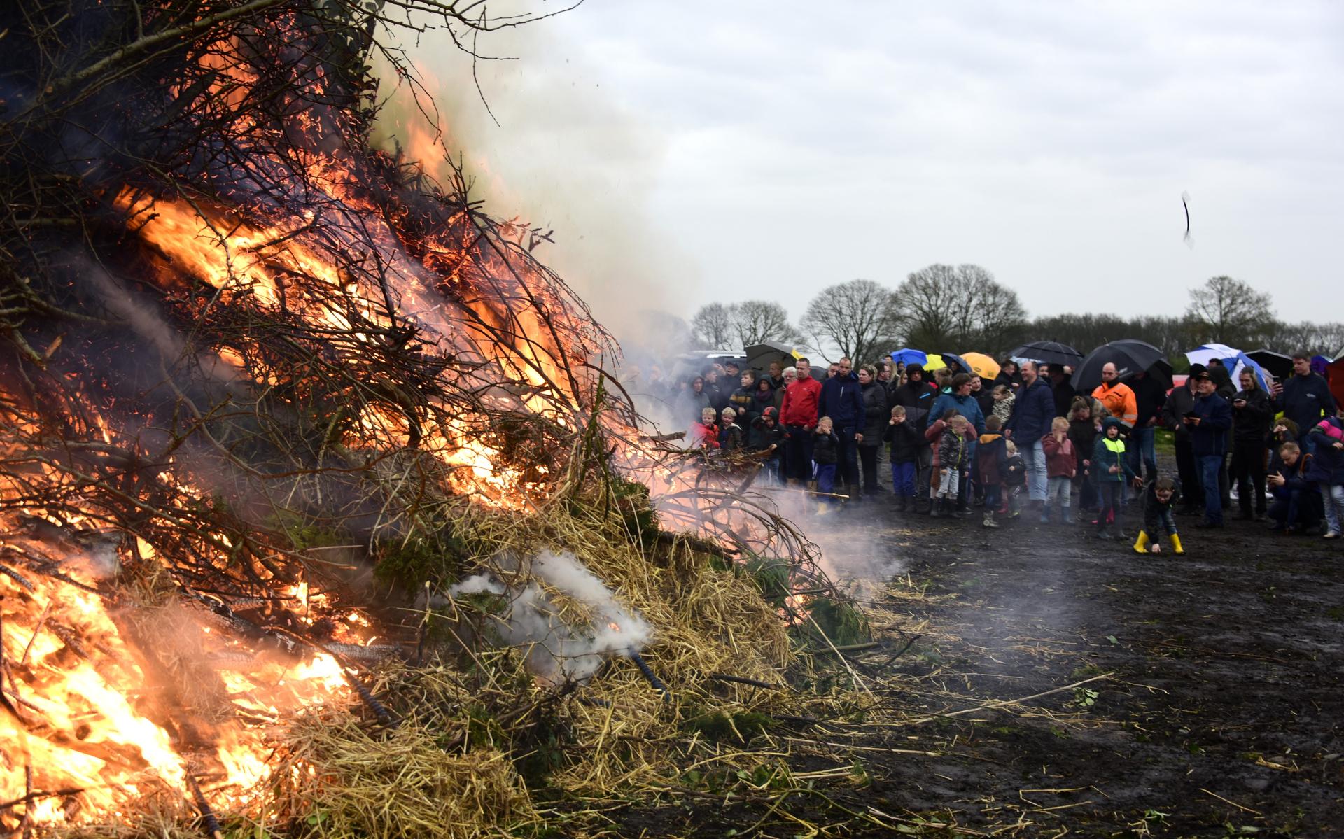 Vrijwilligers in Westerbork bouwen weer een paasvuur