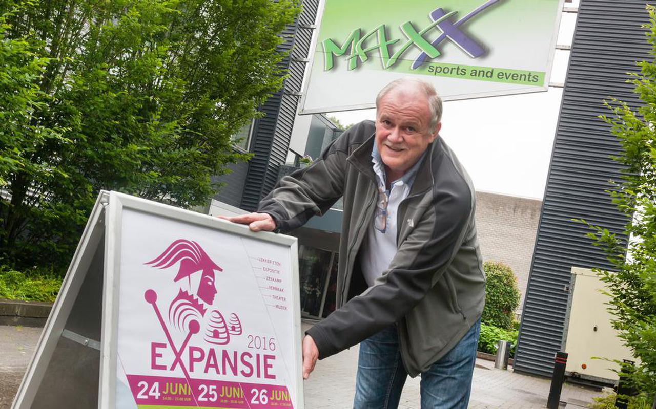Max Jacobsen voor zijn toenmalige tennis- en evenementencomplex. Max Jacobsen voor zijn toenmalige tennis- en evenementencomplex.