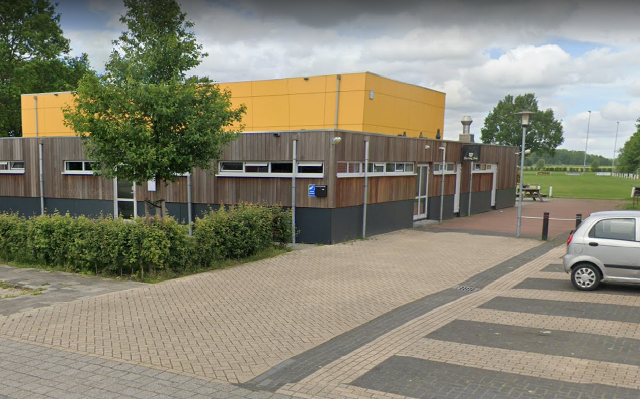 De realisatie van het Huis van Ten Post, op de plek van het huidige dorpshuis en achterliggende sportvelden, valt ruim 1 miljoen euro duurder uit dan gepland. De realisatie van het Huis van Ten Post, op de plek van het huidige dorpshuis en achterliggende sportvelden, valt ruim 1 miljoen euro duurder uit dan gepland.