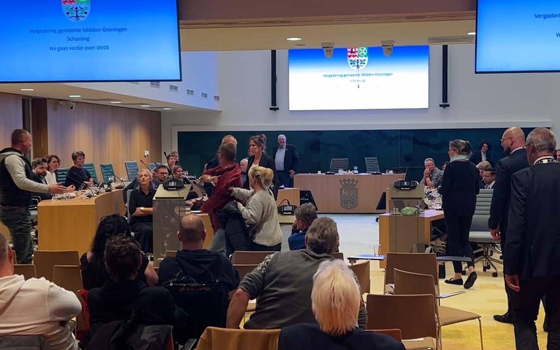 Raadsvergadering in Hoogezand over asielzoekers loopt uit de hand: toeschouwer gooit kopje naar raad