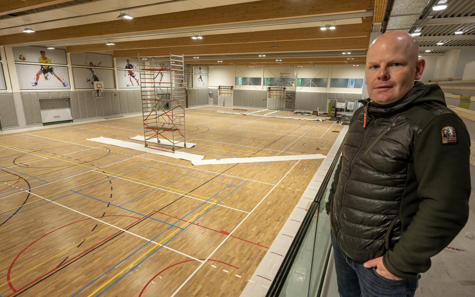 Rik Zinnemers, gemeentelijk projectleider, in de nieuwe sporthal in Emmer-Compascuum. Ook deze hal krijgt de naam De Klabbe.