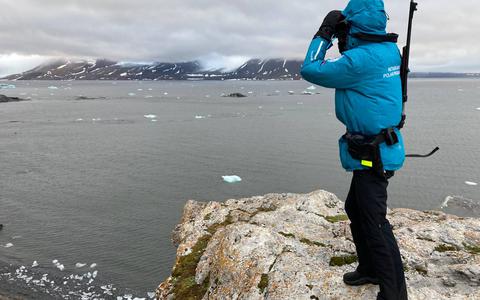 Uitkijken over de baai van Spitsbergen.