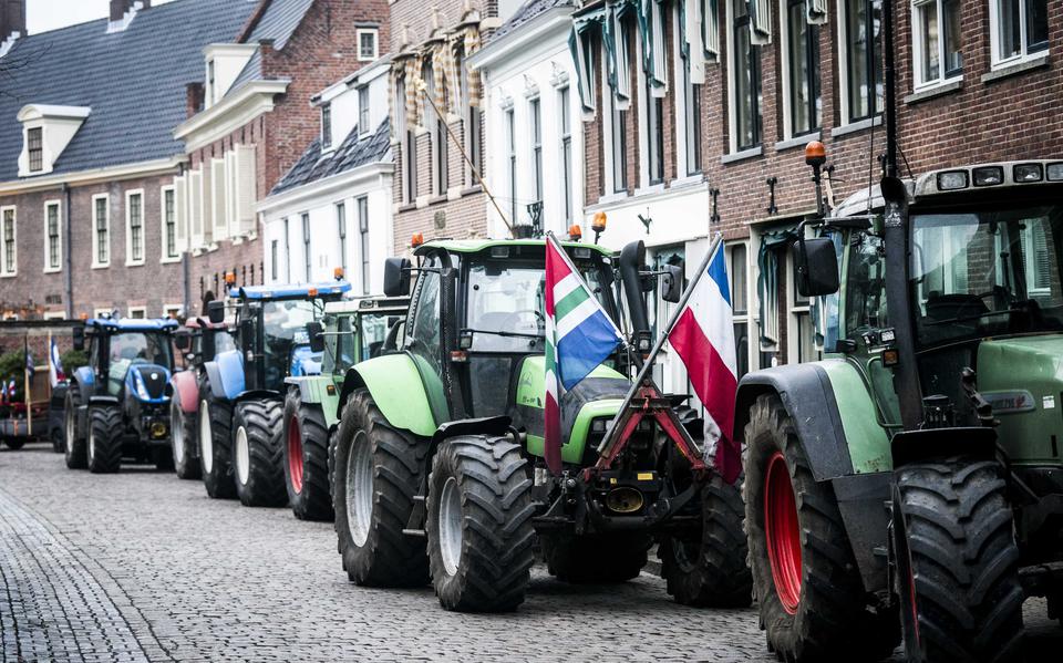 Drie trekkers mochten er maximaal de binnenstad in voor het boerenprotest van dinsdag bij het provinciehuis in Groningen. Het werden er tien. De politie stelt onderzoek in naar de bestuurders. 